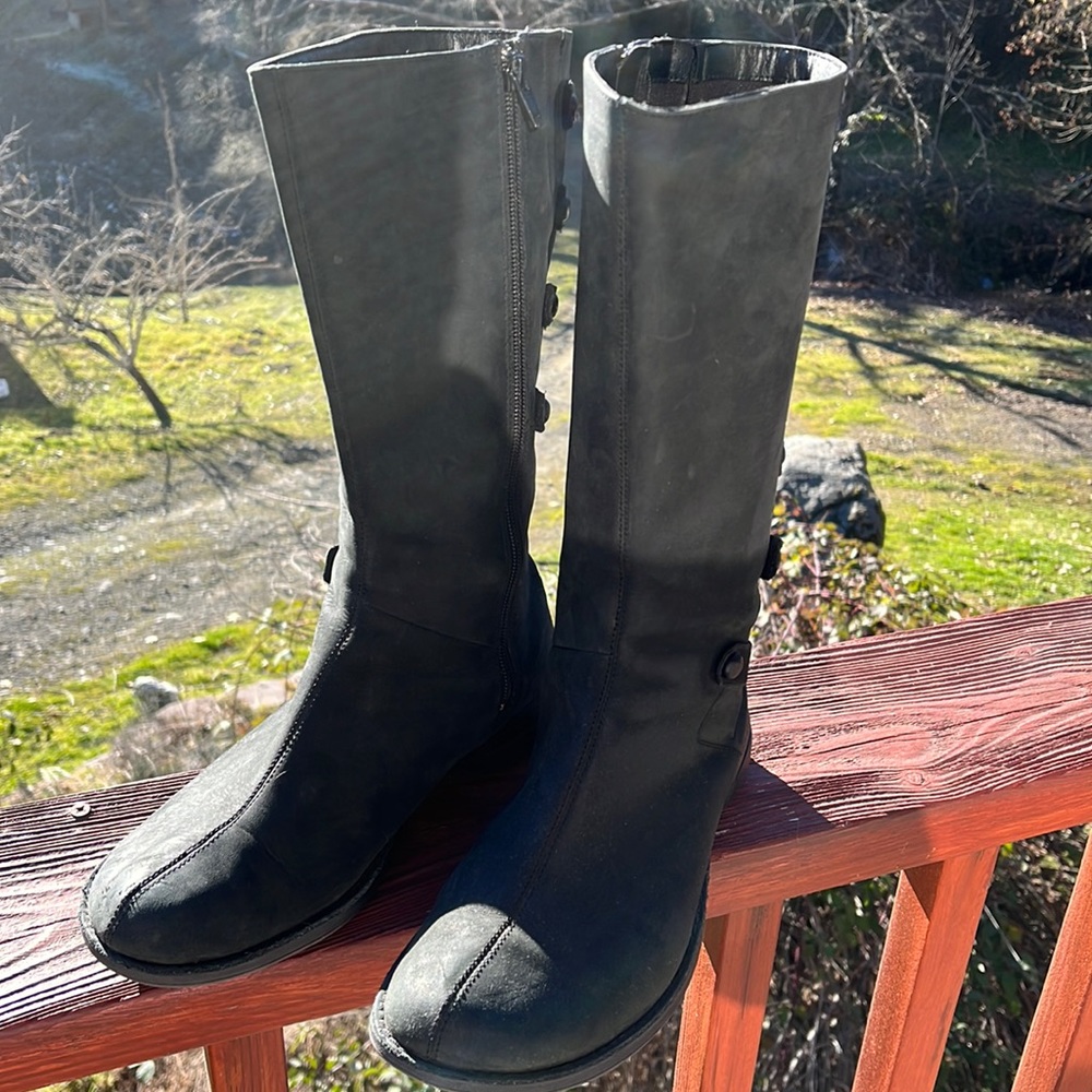 Merrell leather boots. Waterproof, black size 8.5